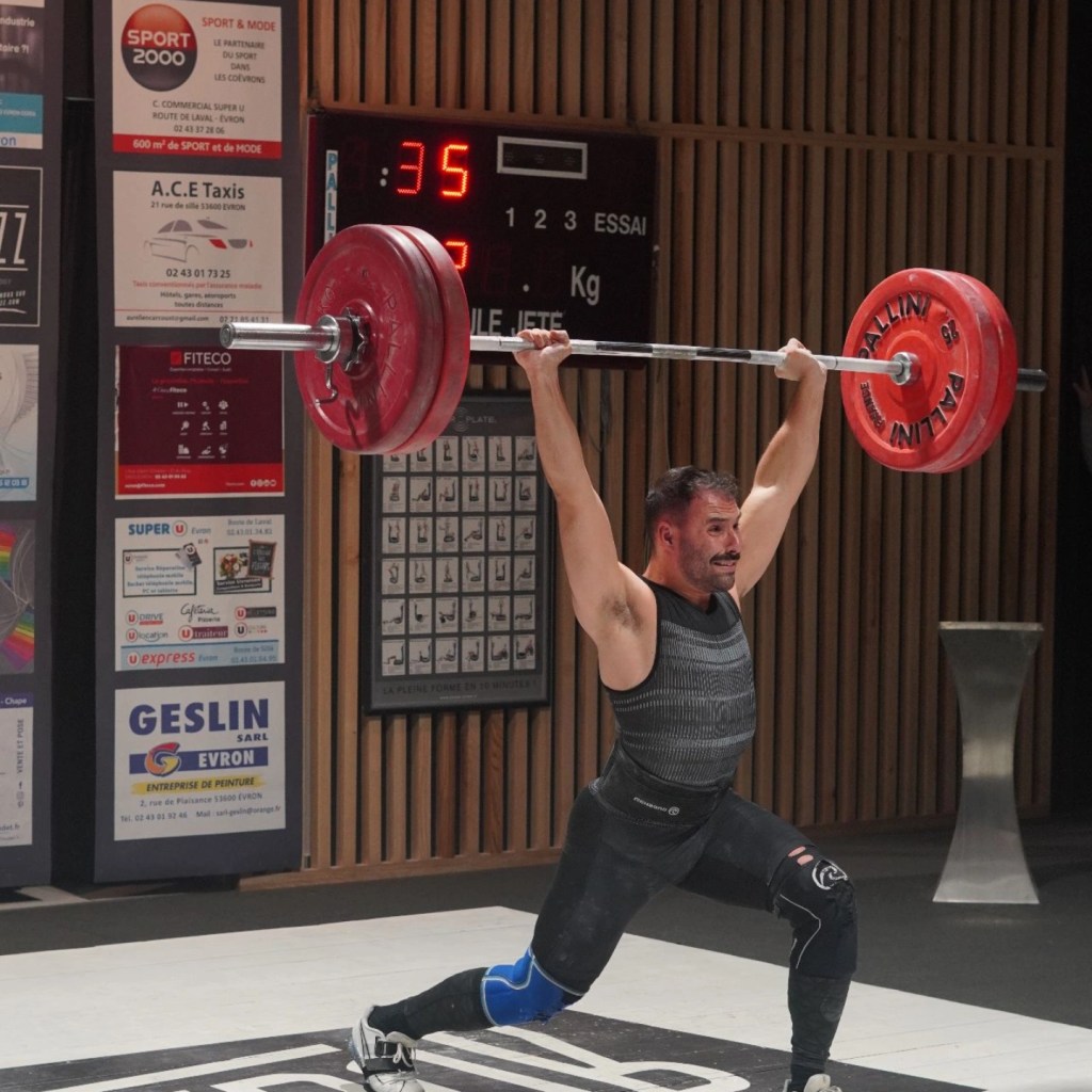 Haltérophile master en compétition - épaulé-jeté 25 kg
