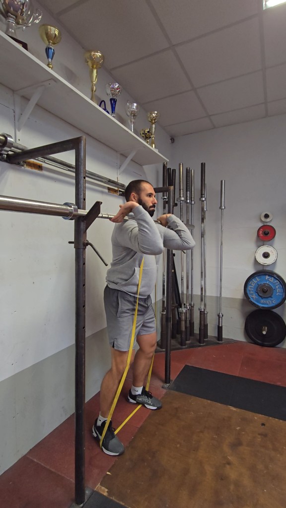Travail de renforcement avec élastique en position front rack