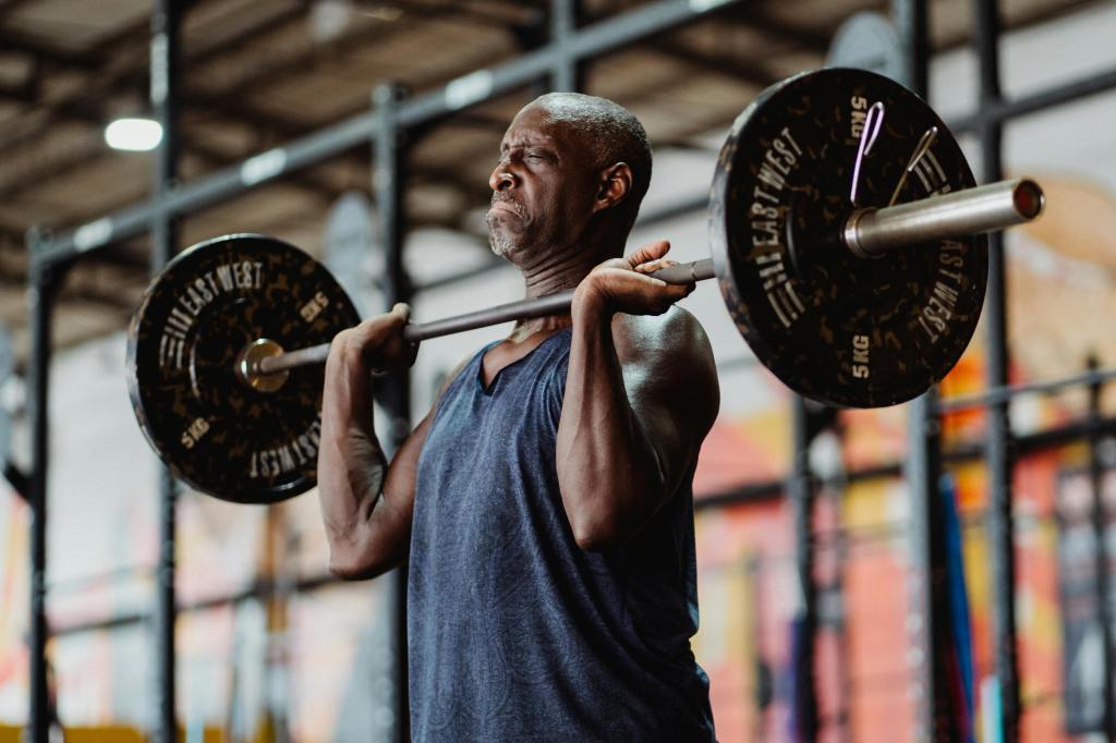 Athlète master en position de front squat avec barre olympique