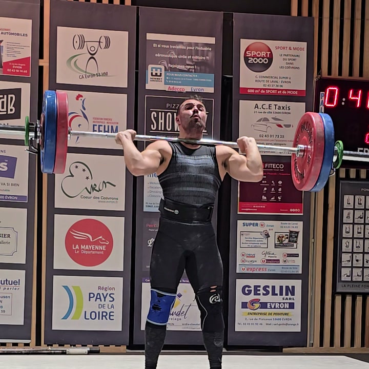 Maxime à l'épaulé en compétition d'haltérophilie à Évron
